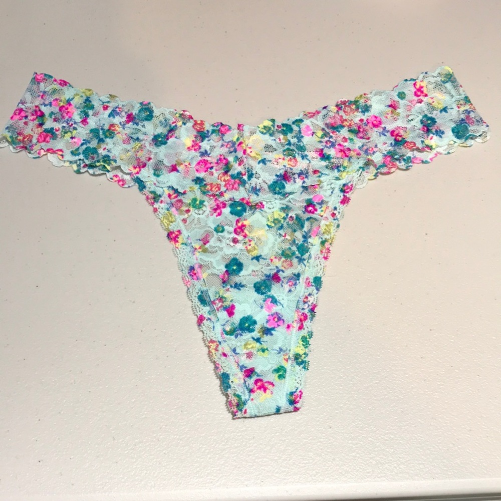 EUC Like New Victoria’s Secret Lace thong/string Size L